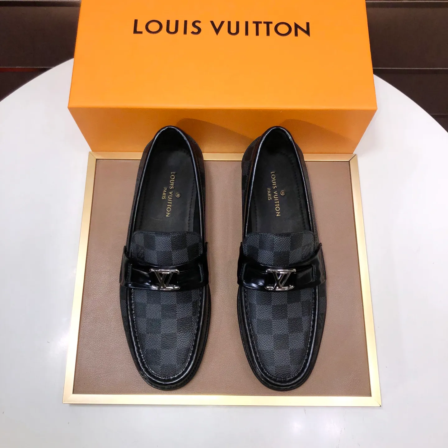 Men's men's shoes💰540💰[LV] (original single cowhide lining)🍀LV's latest genuine leather business suit shoes are available on the official website at the same time. The first-layer cowhide imported from Italy is made of heavy gold, and the official website has a 1:1 rubber outsole. Versatile to wear, high-end without losing class, and the color combination is extraordinary. This four-season style is alluring when worn on your feet, showing off your big-name flair. Standard code 38-45 (45 customized)